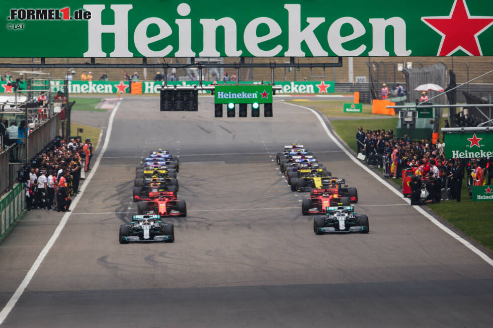 In den folgenden Monaten ruht die Formel 1 komplett, und ein Großteil des Kalenders wird abgesagt. Am Ende stellt die Königsklasse einen improvisierten Kalender zusammen, der im Juli mit einem Doubleheader in Spielberg beginnt. 13 der ursprünglich geplanten Rennen fallen aber ganz aus. In den folgenden Monaten ruht die Formel 1 komplett, und ein Großteil des Kalenders wird abgesagt. Am Ende stellt die Königsklasse einen improvisierten Kalender zusammen, der im Juli mit einem Doubleheader in Spielberg beginnt. 13 der ursprünglich geplanten Rennen fallen aber ganz aus.