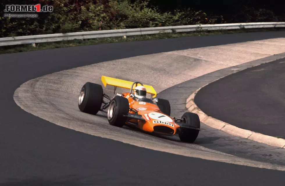 Wie gefährlich die Grüne Hölle einst war, musste Niki Lauda 1976 leidvoll feststellen, doch schon sechs Jahre zuvor brachten Sicherheitsbedenken das Rennen ins Wanken. Wenige Wochen vor dem Rennen forderten die Fahrer einige Sicherheitsanforderungen, die der Nürburgring in der Kürze der Zeit nicht erfüllen konnte. Foto zur News: Wie gefährlich die Grüne Hölle einst war, musste Niki Lauda 1976 leidvoll feststellen, doch schon sechs Jahre zuvor brachten Sicherheitsbedenken das Rennen ins Wanken. Wenige Wochen vor dem Rennen forderten die Fahrer einige Sicherheitsanforderungen, die der Nürburgring in der Kürze der Zeit nicht erfüllen konnte.