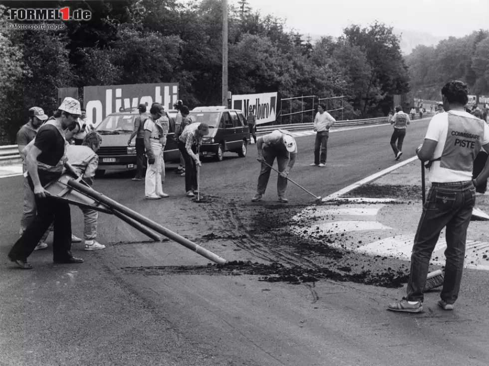 Foto zur News: 1985 gerät Belgien mächtig ins Schwimmen. Weil der frisch verlegte Asphalt der Hitze und den Formel-1-Kräften nicht standhält und schon im Training aufbricht, treten die Fahrer in den Streik. Nachbesserungsarbeiten über Nacht helfen nicht, sodass der Grand Prix Samstagabend abgesagt werden muss.