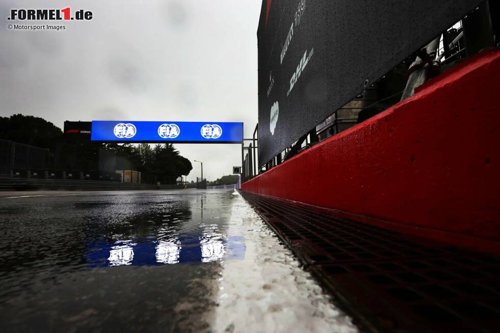 Das Formel-1-Rennen von Imola 2023 ist wortwörtlich ins Wasser gefallen. Aufgrund starker Regenfälle und Überschwemmungen in der Region Emilia-Romagna kann das Rennen nicht ausgetragen werden. Die Strecke ist teilweise unter Wasser, die Infrastruktur drumherum beschädigt, und viele Menschen sind von den Fluten betroffen. Das Formel-1-Rennen von Imola 2023 ist wortwörtlich ins Wasser gefallen. Aufgrund starker Regenfälle und Überschwemmungen in der Region Emilia-Romagna kann das Rennen nicht ausgetragen werden. Die Strecke ist teilweise unter Wasser, die Infrastruktur drumherum beschädigt, und viele Menschen sind von den Fluten betroffen.