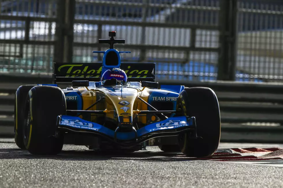 Foto zur News: Fernando Alonso im Renault R25