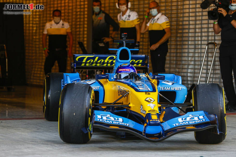 Foto zur News: Los geht&#039;s für Fernando Alonso: Der Formel-1-Rückkehrer fährt zum Abschied der Marke Renault (ab 2021: Alpine) in Abu Dhabi noch einmal mit seinem Weltmeister-Auto von 2005, mit dem Renault R25. Damit gewann Alonso seinen ersten Titel. Und jetzt gibt es das Wiedersehen!
