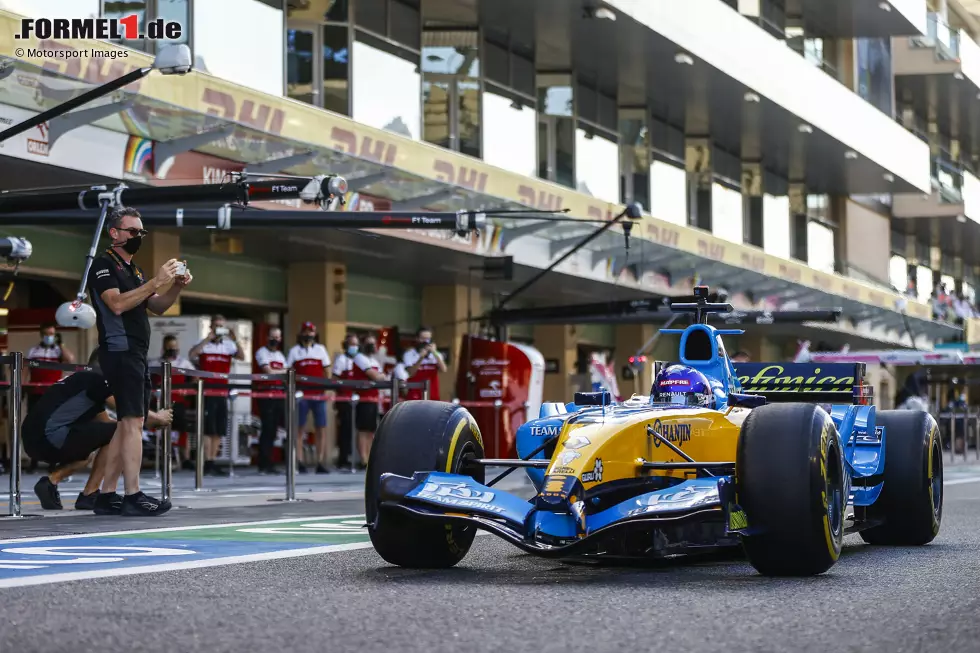 Foto zur News: Fernando Alonso im Renault R25