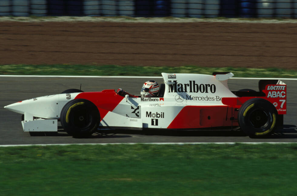 Foto zur News: 1995 will es Mansell dann noch einmal wissen und unterschreibt bei McLaren. Dort endet seine große Karriere unrühmlich. Zu Saisonbeginn kann Mansell nicht fahren, weil er nicht in das Cockpit passt. Nach dem Umbau das Autos und zwei enttäuschenden Rennen in Imola und Barcelona beendet Mansell das Kapitel Formel 1.