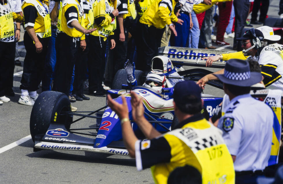 Foto zur News: Ein Jahr darauf kehrt Mansell unter tragischen Umständen in die Formel 1 zurück. Nach dem Unfalltod von Ayrton Senna fährt er vier Rennen für Williams. Beim Saisonfinale in Adelaide feiert der Brite im Alter von 41 Jahren seinen 31. Grand-Prix-Sieg.