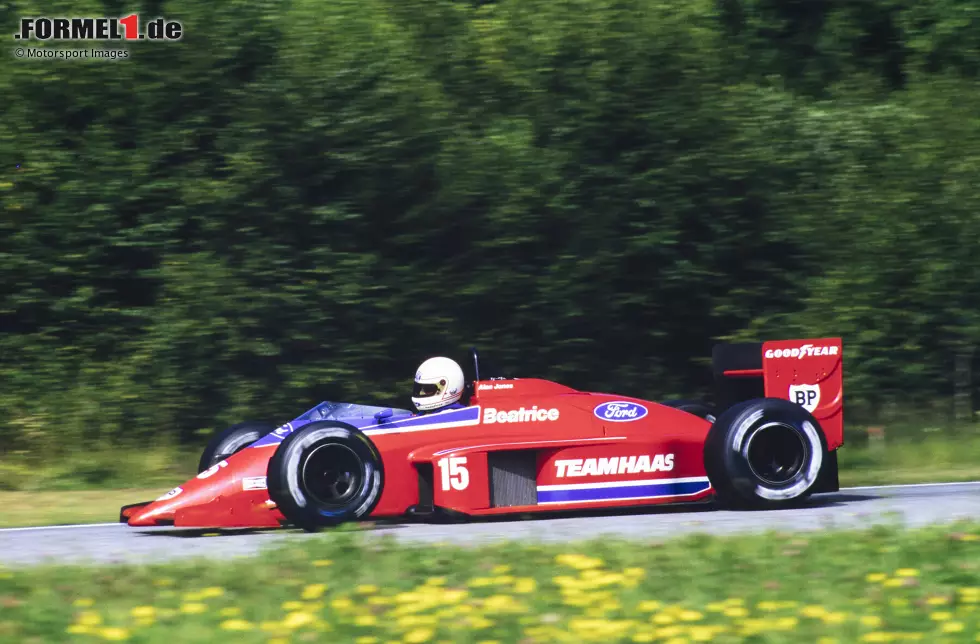 Foto zur News: Doch schon 1983 kehrt Jones zurück und fährt in Long Beach für Arrows. Sein Comeback-Rennen muss er aufgrund von Erschöpfung vorzeitig aufgeben. Danach folgt eine weitere Formel-1-Pause, ehe Jones 1985 und 1986 in Cockpit zurückkehrt. Mit dem US-Team Haas kann Jones aber nicht mehr an alte Erfolge anknüpfen.