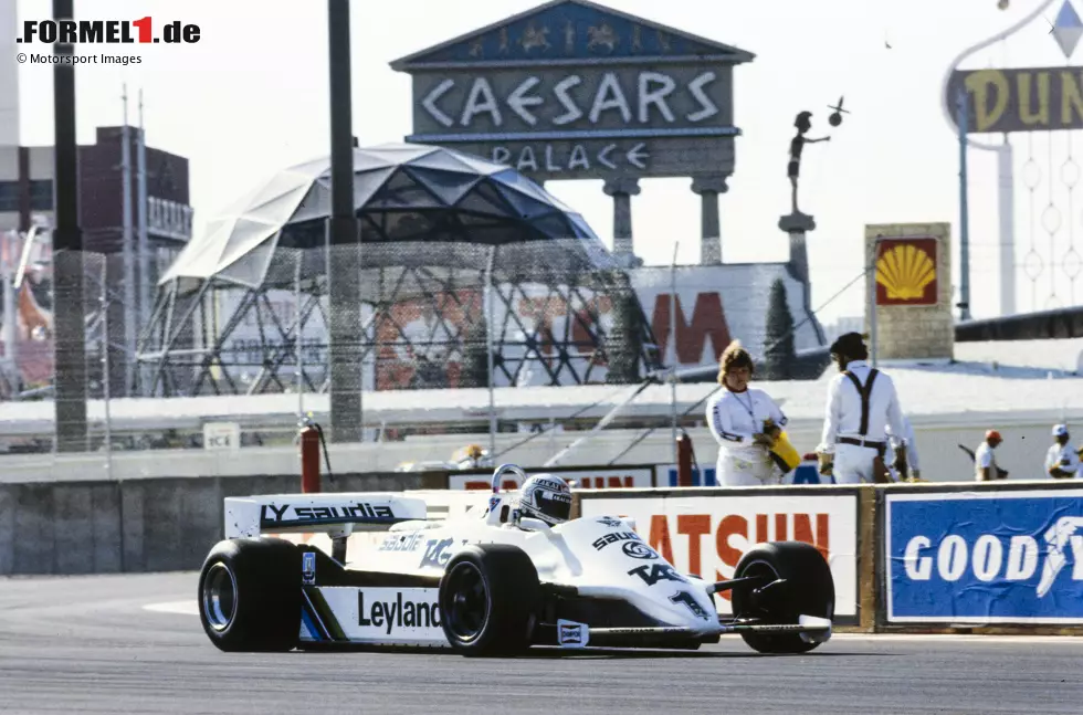 Foto zur News: Nach dem Gewinn des WM-Titels im Jahr 1980 gibt Alan Jones Ende des folgenden Jahres seinen Rücktritt aus der Formel 1 bekannt. Der Australier verabschiedet sich standesgemäß: Mit einem Sieg bei seinem letzten Rennen, dem berüchtigten Grand Prix auf dem Parkplatz des Caesars-Palace-Hotels in Las Vegas.