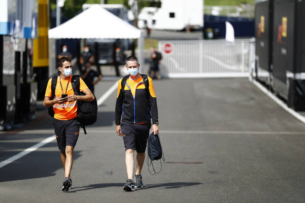 Foto zur News: Übrigens: Wer wie diese McLaren-Mitarbeiter ins Fahrerlager kommt, muss sich einem Temperaturcheck unterziehen und die Hände desinfizieren. Erst dann geht&#039;s rein ins Allerheiligste der Formel 1 ...
