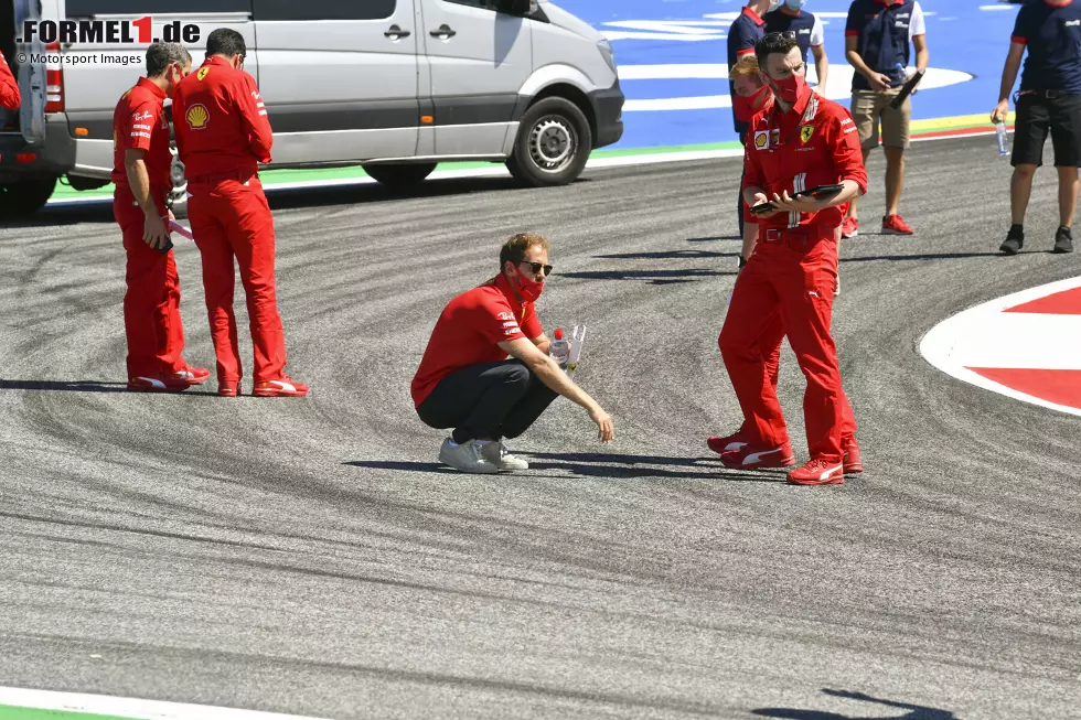Fast schon sehr normal mutet da der traditionelle Trackwalk von Fahrern und Ingenieuren an, aber natürlich gilt auch hier die Maskenpflicht. Foto zur News: Fast schon sehr normal mutet da der traditionelle Trackwalk von Fahrern und Ingenieuren an, aber natürlich gilt auch hier die Maskenpflicht.