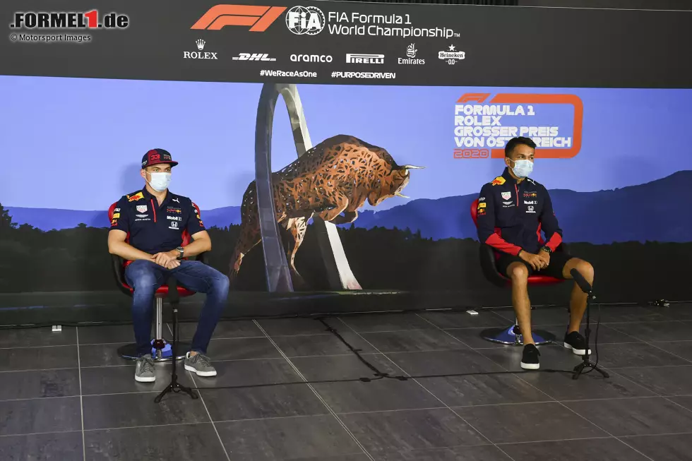 Foto zur News: Die Pressekonferenz in Spielberg sieht so aus: Je Team sitzen beide Fahrer für eine gute Viertelstunde vor der &quot;Presse&quot;, nämlich ...