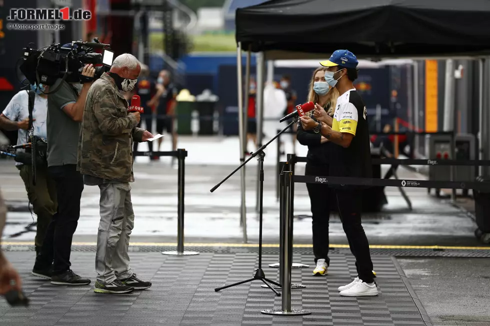 Foto zur News: Apropos Interviews: Die gibt es trotz Coronakrise, aber mit einem Sicherheitsabstand von zwei Metern zwischen den Interviewpartnern - und natürlich nur mit Masken.