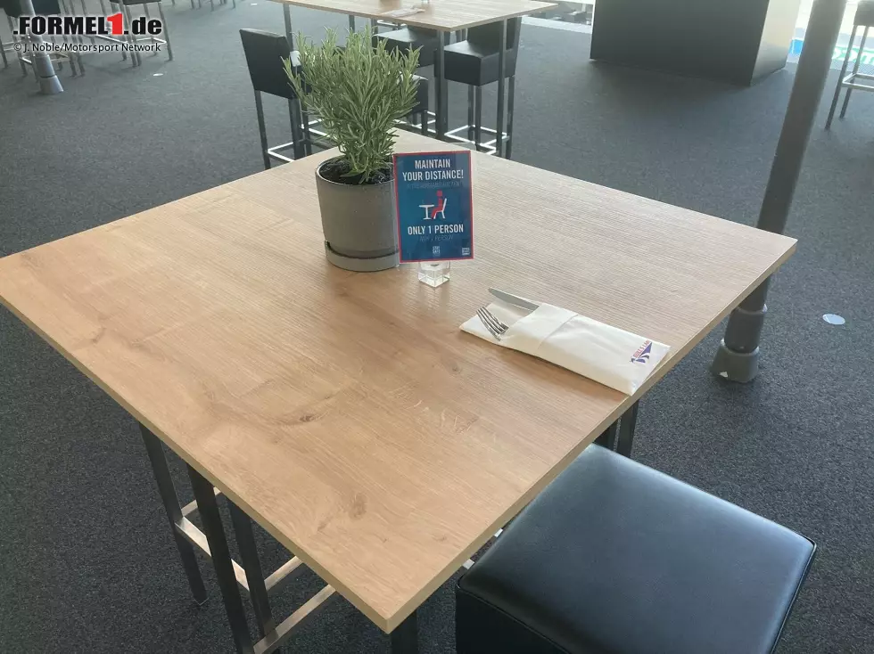 Für die kleine Pause zwischendurch steht den Medienvertretern ein Cateringbereich zur Verfügung. Viel Gesellschaft aber gibt es dort nicht: pro Tisch nur eine Person! Foto zur News: Für die kleine Pause zwischendurch steht den Medienvertretern ein Cateringbereich zur Verfügung. Viel Gesellschaft aber gibt es dort nicht: pro Tisch nur eine Person!