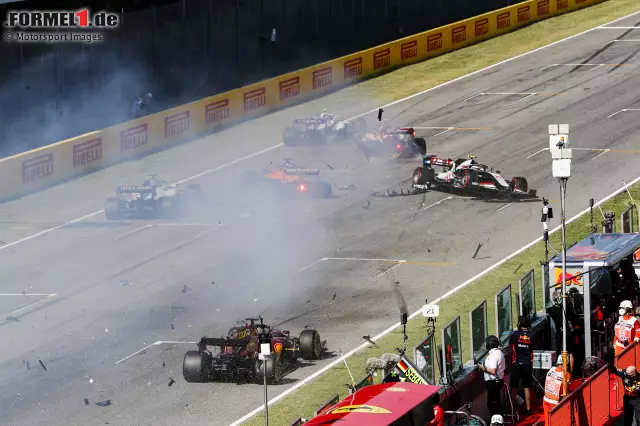 Foto zur News: Der Re-Start-Crash beim Toskana-Grand-Prix 2020 in Mugello: Mehrere Fahrzeuge verunfallen auf der Zielgeraden, vier Fahrer sind auf der Stelle raus!