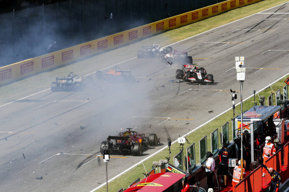 Foto zur News: Hier ist zu sehen, wie die beteiligten Autos abfliegen. Der Ferrari im Vordergrund hat Glück und kommt unbeschadet durch die Trümmerwüste!