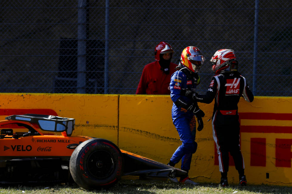 Foto zur News: ... analysieren den Crash noch an Ort und Stelle. Die FIA-Sportkommissare aber ...