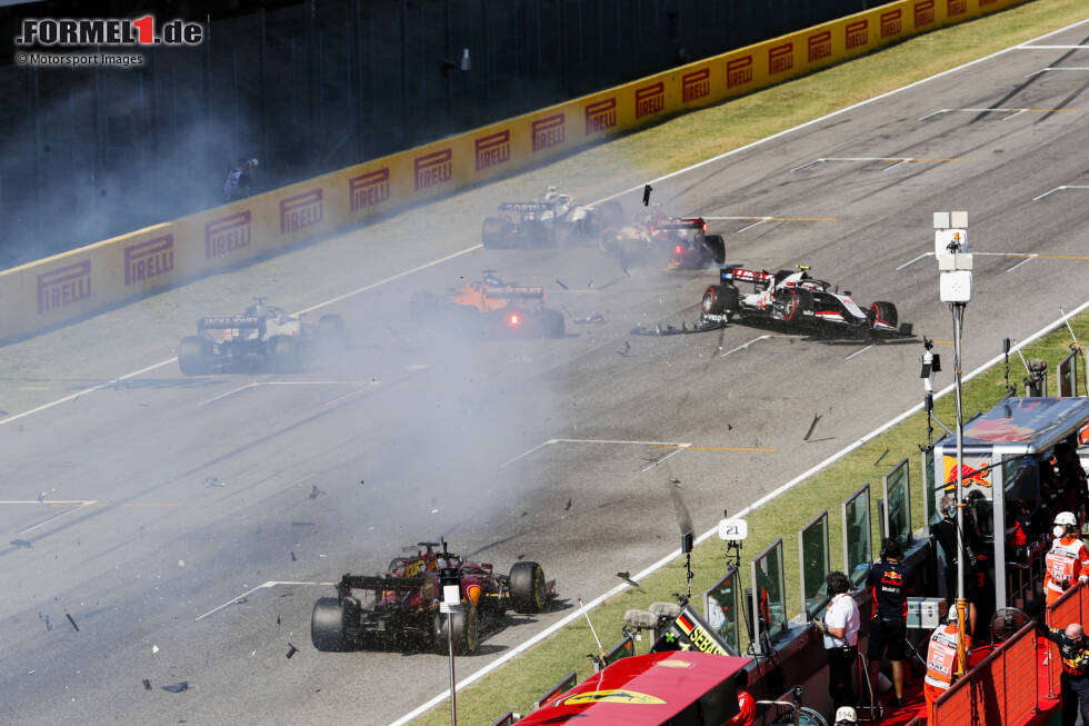 Der Re-Start-Crash beim Toskana-Grand-Prix 2020 in Mugello: Mehrere Fahrzeuge verunfallen auf der Zielgeraden, vier Fahrer sind auf der Stelle raus! Der Re-Start-Crash beim Toskana-Grand-Prix 2020 in Mugello: Mehrere Fahrzeuge verunfallen auf der Zielgeraden, vier Fahrer sind auf der Stelle raus!