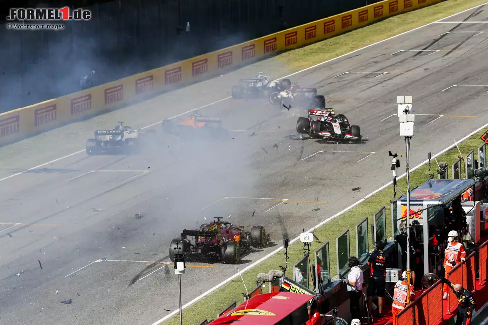 Foto zur News: Hier ist zu sehen, wie die beteiligten Autos abfliegen. Der Ferrari im Vordergrund hat Glück und kommt unbeschadet durch die Trümmerwüste!