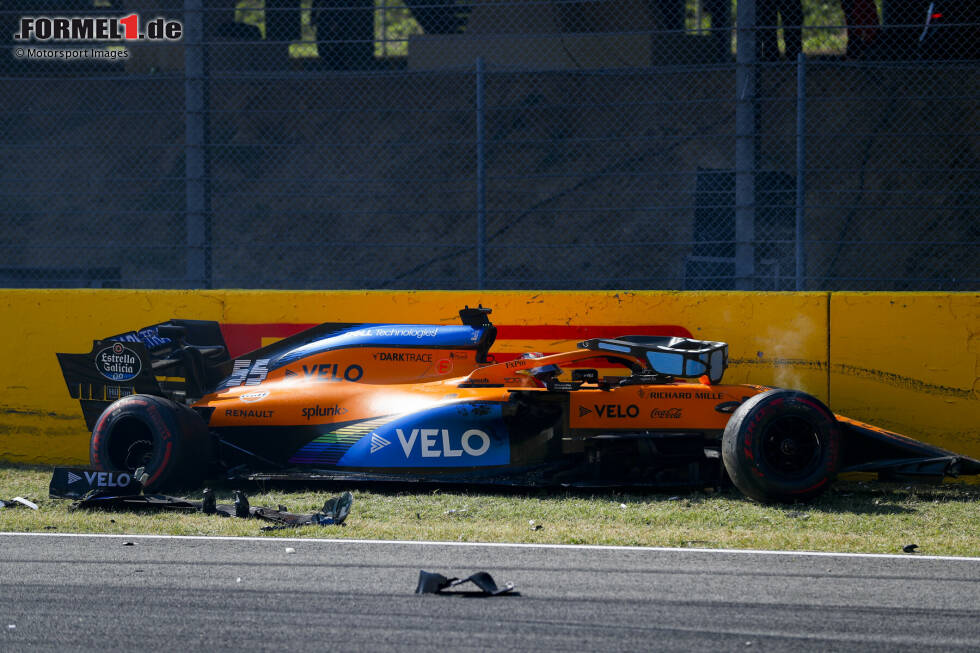 McLaren-Fahrer Carlos Sainz ist genauso in den Zwischenfall verstrickt wie ... McLaren-Fahrer Carlos Sainz ist genauso in den Zwischenfall verstrickt wie ...