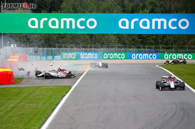 Foto zur News: Alfa-Romeo-Fahrer Antonio Giovinazzi fliegt ab beim Belgien-Grand-Prix. Und kurz darauf wird auch Williams-Fahrer George Russell in den Zwischenfall verwickelt. Beide bleiben unverletzt. Der gesamte Unfall als Fotostrecke!