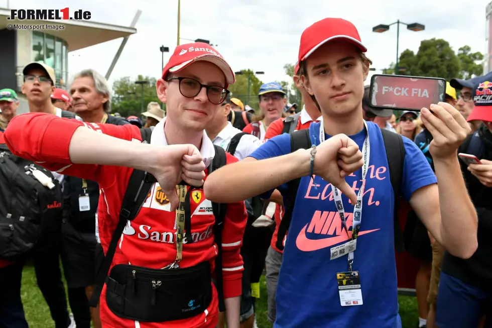 2020: Die Formel 1 rückt an zum Saisonauftakt in Australien. Dann gibt es einen Coronafall im Fahrerlager und das Rennwochenende wird kurzfristig abgesagt. Die Fans an der Strecke hat man bis zuletzt Schlange stehen lassen, die Empörung ist groß. Foto zur News: 2020: Die Formel 1 rückt an zum Saisonauftakt in Australien. Dann gibt es einen Coronafall im Fahrerlager und das Rennwochenende wird kurzfristig abgesagt. Die Fans an der Strecke hat man bis zuletzt Schlange stehen lassen, die Empörung ist groß.