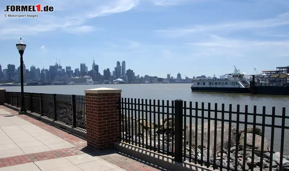 2016: Immer wieder ist ein New-York-Grand-Prix ein Thema in der Formel 1. Ab 2011 wird mit einem Stadtkurs in New Jersey geplant, mit der Skyline von Manhatten im Hintergrund (Foto). 2016 ist das Thema endgültig durch: Das Rennen (mit 15-jährigem Vertrag!) findet nie statt. Foto zur News: 2016: Immer wieder ist ein New-York-Grand-Prix ein Thema in der Formel 1. Ab 2011 wird mit einem Stadtkurs in New Jersey geplant, mit der Skyline von Manhatten im Hintergrund (Foto). 2016 ist das Thema endgültig durch: Das Rennen (mit 15-jährigem Vertrag!) findet nie statt.