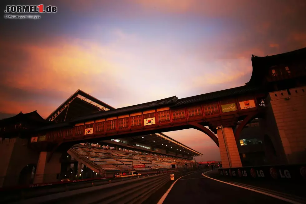 2013: Der Korea International Circuit ist zum vierten und letzten Mal Formel-1-Gastgeber. Der Plan, die Rennstrecke in eine noch zu bauende "Sportstadt" zu integrieren, schlägt fehl. Der ursprüngliche Fünfjahresvertrag wird vorzeitig aufgelöst. Foto zur News: 2013: Der Korea International Circuit ist zum vierten und letzten Mal Formel-1-Gastgeber. Der Plan, die Rennstrecke in eine noch zu bauende "Sportstadt" zu integrieren, schlägt fehl. Der ursprüngliche Fünfjahresvertrag wird vorzeitig aufgelöst.