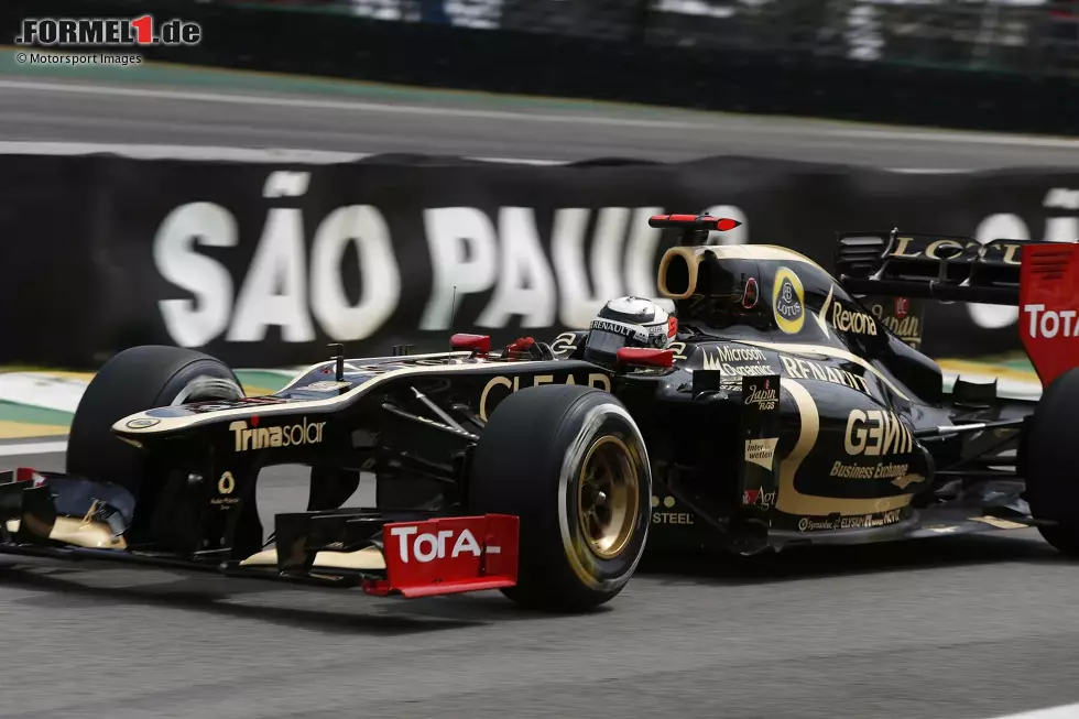 2012: Kimi Räikkönen rutscht im Brasilien-Grand-Prix von der Strecke und nimmt den "Notausgang", eine Parallelstraße zur Rennbahn. Dort aber stellt er fest: Deren Ausgang ist versperrt. Räikkönen wendet, kehrt ins Rennen zurück und wird sogar noch Zehnter! Foto zur News: 2012: Kimi Räikkönen rutscht im Brasilien-Grand-Prix von der Strecke und nimmt den "Notausgang", eine Parallelstraße zur Rennbahn. Dort aber stellt er fest: Deren Ausgang ist versperrt. Räikkönen wendet, kehrt ins Rennen zurück und wird sogar noch Zehnter!