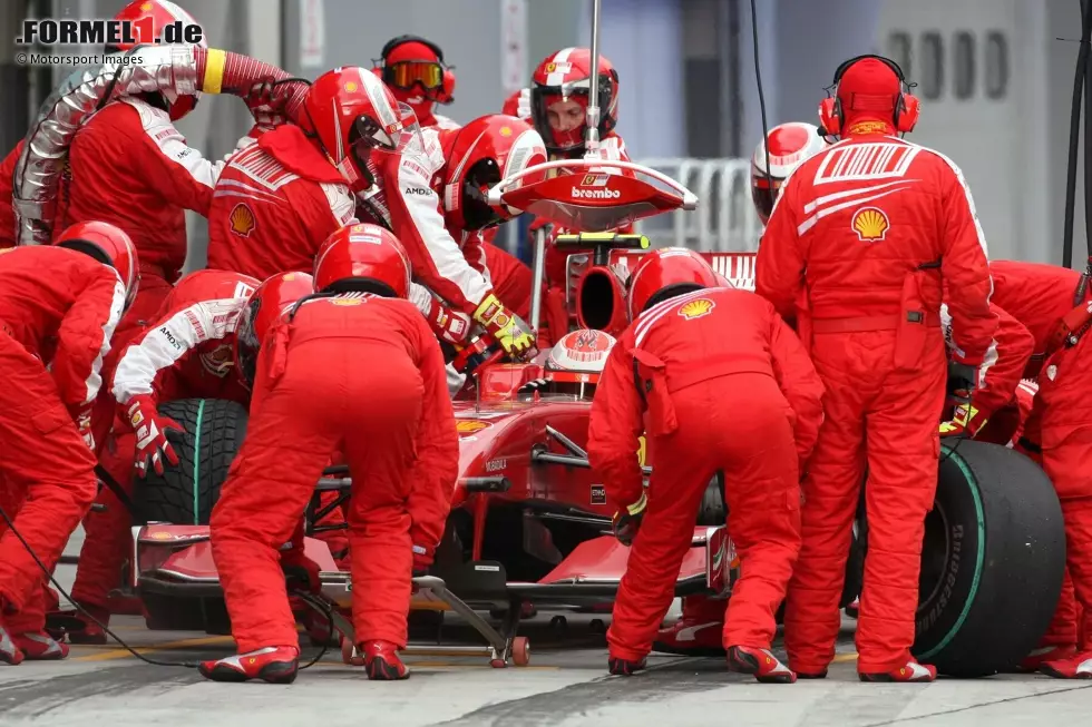 2009: Ferrari holt Kimi Räikkönen im Malaysia-Grand-Prix auf P5 liegend zum Boxenstopp herein und lässt Regenreifen aufziehen. Der Regen aber kommt (noch) nicht, und Räikkönens Rennen ist futsch. Während einer Rotphase holt er sich erst mal ein Eis ... Foto zur News: 2009: Ferrari holt Kimi Räikkönen im Malaysia-Grand-Prix auf P5 liegend zum Boxenstopp herein und lässt Regenreifen aufziehen. Der Regen aber kommt (noch) nicht, und Räikkönens Rennen ist futsch. Während einer Rotphase holt er sich erst mal ein Eis ...