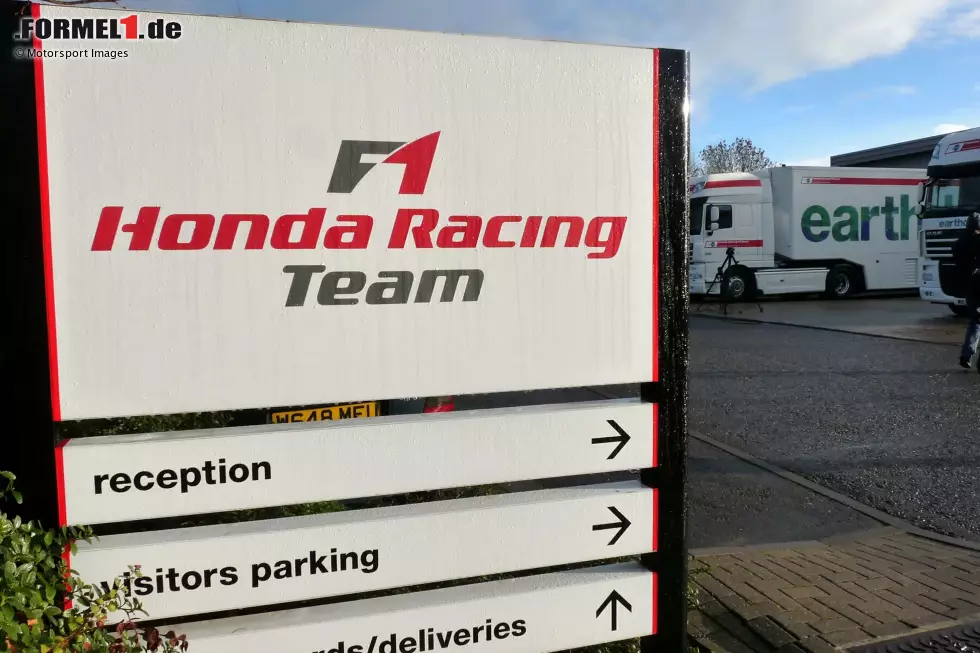 2008: Honda beendet das Werksprojekt in der Formel 1 und verkauft das Team für einen Dollar an Ross Brawn, der den Rennstall umbenennt - und 2009 in der ersten Saison unter dem neuen Reglement beide WM-Titel gewinnt. Foto zur News: 2008: Honda beendet das Werksprojekt in der Formel 1 und verkauft das Team für einen Dollar an Ross Brawn, der den Rennstall umbenennt - und 2009 in der ersten Saison unter dem neuen Reglement beide WM-Titel gewinnt.