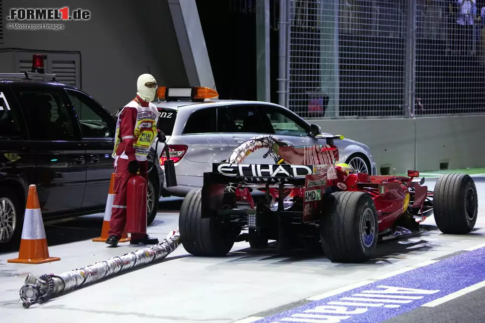 2008: Felipe Massa fährt in Singapur nach dem Boxenstopp los, obwohl der Tankschlauch noch im Auto steckt. Er reißt ihn ab, hält am Ende der Boxengasse an, um ihn entfernen zu lassen. Das kostet Zeit: Massa verliert die Führung und den möglichen Rennsieg, damit später auch den WM-Titel 2008! Foto zur News: 2008: Felipe Massa fährt in Singapur nach dem Boxenstopp los, obwohl der Tankschlauch noch im Auto steckt. Er reißt ihn ab, hält am Ende der Boxengasse an, um ihn entfernen zu lassen. Das kostet Zeit: Massa verliert die Führung und den möglichen Rennsieg, damit später auch den WM-Titel 2008!