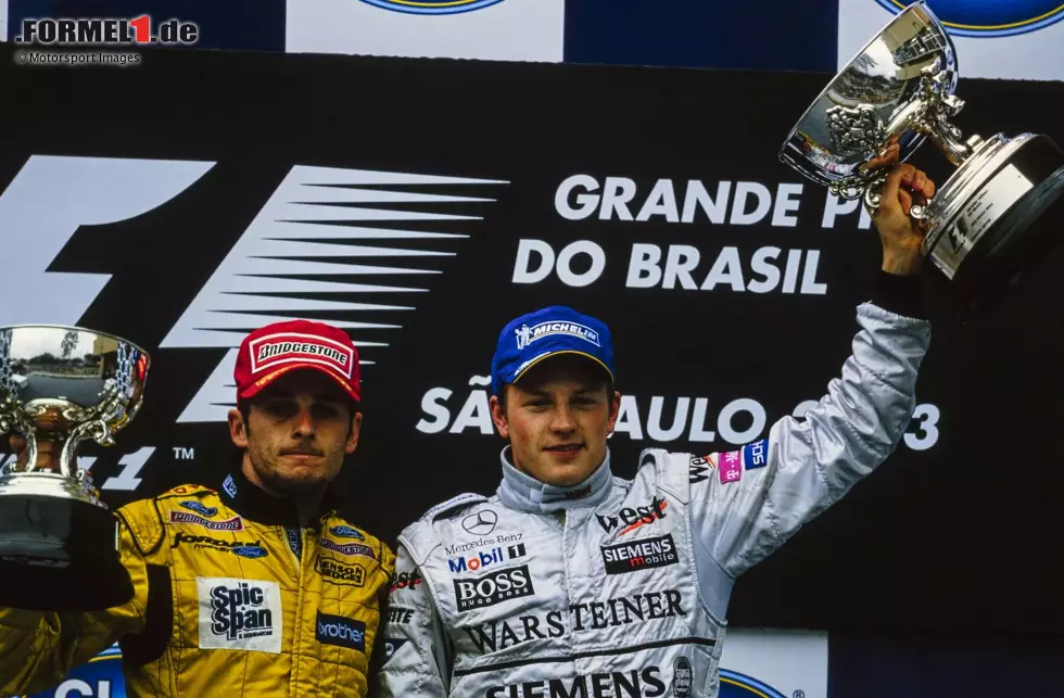 2003: Der Brasilien-Grand-Prix wird nach mehreren Unfällen vorzeitig abgebrochen, aber die Reihenfolge ist strittig. Die Formel 1 erklärt Kimi Räikkönen zum Sieger. Später kommt heraus: Giancarlo Fisichella hat gewonnen. Er bekommt den Siegerpokal nachträglich beim nächsten Rennen in Imola. Foto zur News: 2003: Der Brasilien-Grand-Prix wird nach mehreren Unfällen vorzeitig abgebrochen, aber die Reihenfolge ist strittig. Die Formel 1 erklärt Kimi Räikkönen zum Sieger. Später kommt heraus: Giancarlo Fisichella hat gewonnen. Er bekommt den Siegerpokal nachträglich beim nächsten Rennen in Imola.