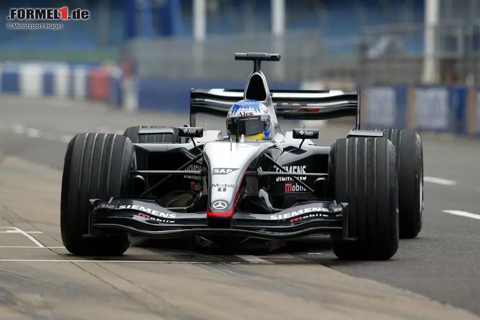 2003: McLaren wagt mit dem MP4/18 für 2003 einen radikalen Neuanfang. Doch das misslingt: Das Auto erweist sich bei Probefahrten als defektanfällig und fliegt mehrfach durch die vorgeschriebenen Crashtests, fährt keine Rennen. McLaren nutzt stattdessen das modifizierte Vorjahresauto! Foto zur News: 2003: McLaren wagt mit dem MP4/18 für 2003 einen radikalen Neuanfang. Doch das misslingt: Das Auto erweist sich bei Probefahrten als defektanfällig und fliegt mehrfach durch die vorgeschriebenen Crashtests, fährt keine Rennen. McLaren nutzt stattdessen das modifizierte Vorjahresauto!