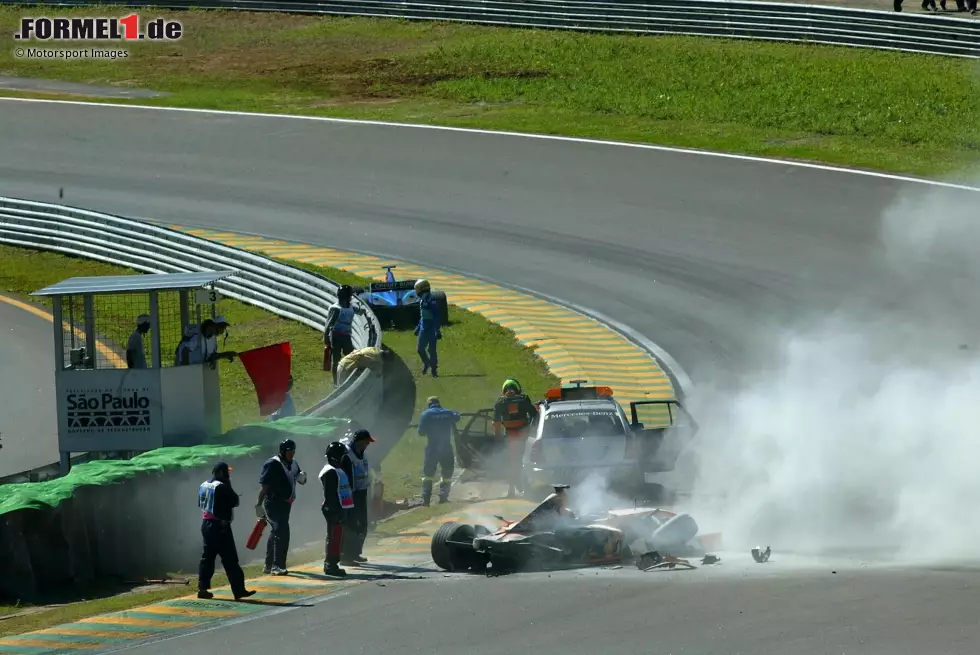 2002: Nach einem Unfall von Enrique Bernoldi hält das Medical-Car auf der Strecke an. Nick Heidfeld erfasst die Situation zu spät, kommt ins Rutschen und rasiert dem Medical-Car die gerade geöffnete Fahrertür ab! Verletzt wird dabei aber niemand. Foto zur News: 2002: Nach einem Unfall von Enrique Bernoldi hält das Medical-Car auf der Strecke an. Nick Heidfeld erfasst die Situation zu spät, kommt ins Rutschen und rasiert dem Medical-Car die gerade geöffnete Fahrertür ab! Verletzt wird dabei aber niemand.