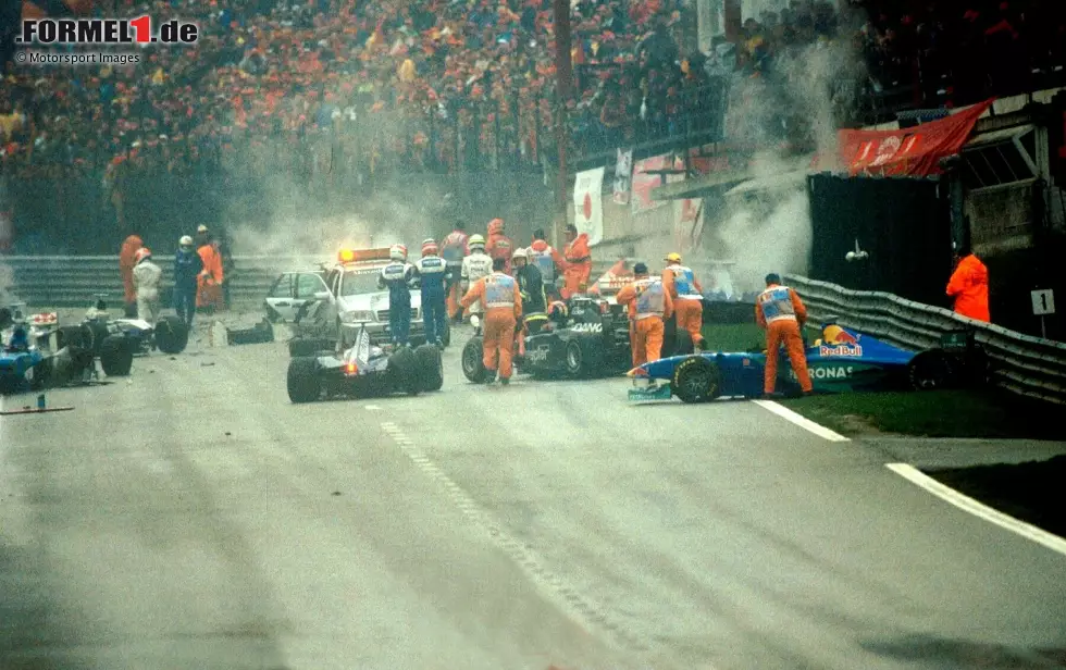 1998: In den größten Massencrash der Formel-1-Geschichte sind 13 Fahrer involviert. Rubens Barrichello und Eddie Irvine werden leicht verletzt. Die meisten Fahrer sind mit Ersatzautos beim Neustart wieder dabei, nur vier können mangels intakter Autos nicht mehr weitermachen. Foto zur News: 1998: In den größten Massencrash der Formel-1-Geschichte sind 13 Fahrer involviert. Rubens Barrichello und Eddie Irvine werden leicht verletzt. Die meisten Fahrer sind mit Ersatzautos beim Neustart wieder dabei, nur vier können mangels intakter Autos nicht mehr weitermachen.