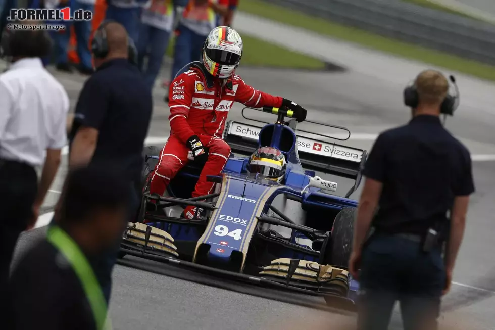2017: Ferrari-Fahrer Sebastian Vettel und Williams-Fahrer Lance Stroll kollidieren beim Malaysia-Grand-Prix - nach der Zieldurchfahrt. Weil Vettels Auto liegenbleibt, fährt er bei Pascal Wehrlein "huckepack" zurück an die Box. Foto zur News: 2017: Ferrari-Fahrer Sebastian Vettel und Williams-Fahrer Lance Stroll kollidieren beim Malaysia-Grand-Prix - nach der Zieldurchfahrt. Weil Vettels Auto liegenbleibt, fährt er bei Pascal Wehrlein "huckepack" zurück an die Box.