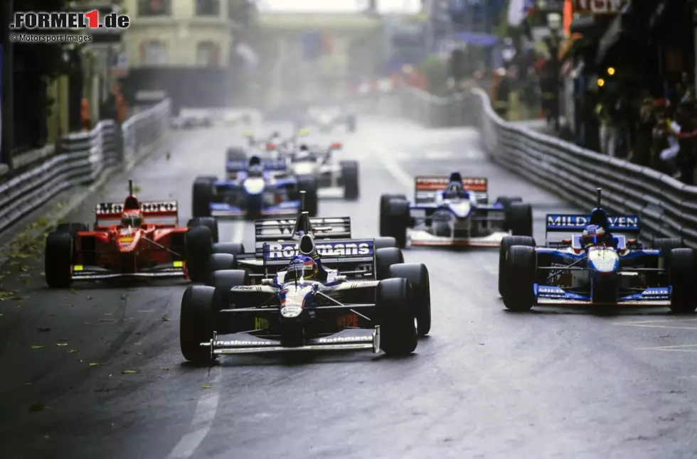 1997: Es ist nass in Monaco, aber Williams lässt Heinz-Harald Frentzen und Jacques Villeneuve mit Trockenreifen losfahren. Nach frühen Boxenstopps zum Reifenwechsel in den Runden drei und fünf sind die Williams-Fahrer chancenlos. Foto zur News: 1997: Es ist nass in Monaco, aber Williams lässt Heinz-Harald Frentzen und Jacques Villeneuve mit Trockenreifen losfahren. Nach frühen Boxenstopps zum Reifenwechsel in den Runden drei und fünf sind die Williams-Fahrer chancenlos.