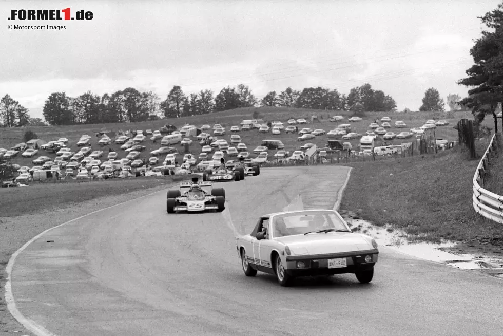1973: Beim ersten Einsatz eines Safety-Cars in der Formel 1 beim Kanada-Grand-Prix stimmt das Timing der Rennleitung nicht. Das Sicherheitsauto verfehlt den Führenden, das Klassement gerät durcheinander. Der Sieg von Peter Revson ist bis heute umstritten. Foto zur News: 1973: Beim ersten Einsatz eines Safety-Cars in der Formel 1 beim Kanada-Grand-Prix stimmt das Timing der Rennleitung nicht. Das Sicherheitsauto verfehlt den Führenden, das Klassement gerät durcheinander. Der Sieg von Peter Revson ist bis heute umstritten.