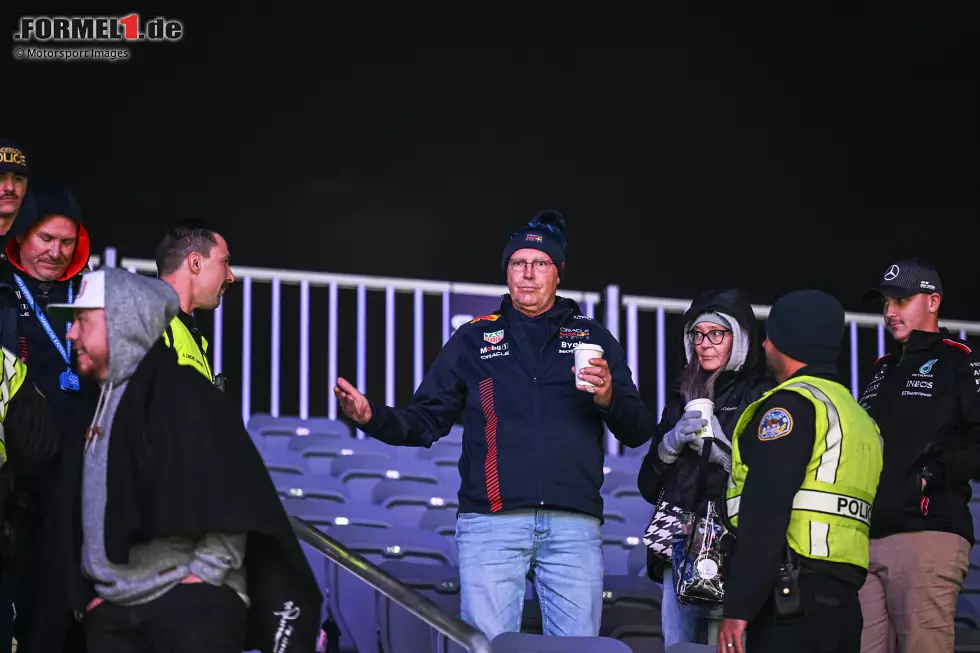 2023: Beim Formel-1-Comeback in Las Vegas löst ein loser Kanaldeckel einen Crash von Carlos Sainz im Ferrari aus, deshalb verzögert sich das Freie Training. Am Ende muss die Polizei die Tribünen räumen, weil das Sicherheitspersonal Feierabend macht. Die Fans reagieren verärgert. Foto zur News: 2023: Beim Formel-1-Comeback in Las Vegas löst ein loser Kanaldeckel einen Crash von Carlos Sainz im Ferrari aus, deshalb verzögert sich das Freie Training. Am Ende muss die Polizei die Tribünen räumen, weil das Sicherheitspersonal Feierabend macht. Die Fans reagieren verärgert.