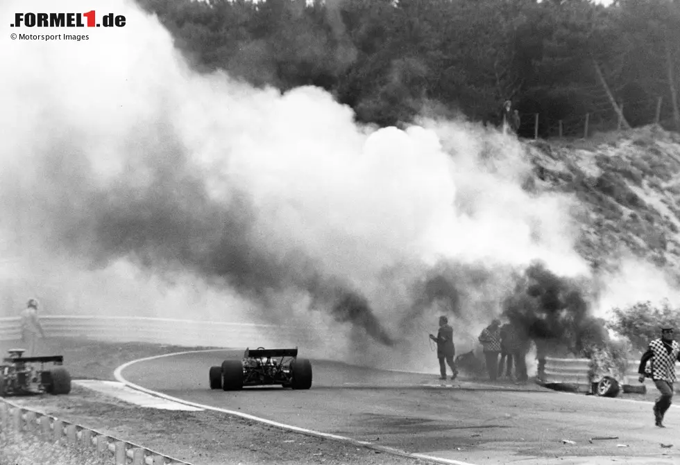 1973 verunfallt Roger Williamson in Zandvoort schwer, sein Auto fängt Feuer. David Purley ist einer der ersten Fahrerkollegen an der Unfallstelle und hält an - links im Bildrand zu erkennen. Foto zur News: 1973 verunfallt Roger Williamson in Zandvoort schwer, sein Auto fängt Feuer. David Purley ist einer der ersten Fahrerkollegen an der Unfallstelle und hält an - links im Bildrand zu erkennen.