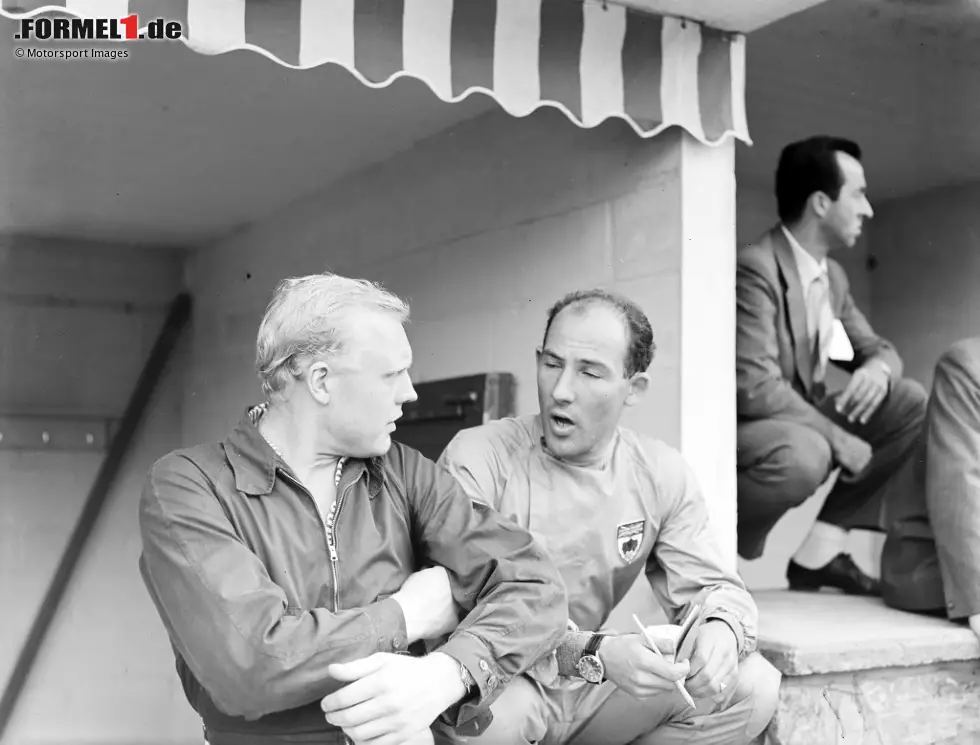 1958 kommt es zur Entscheidung zwischen Mike Hawthorn (links) und Stirling Moss um den Titel, den am Ende Hawthorn mit einem Punkt Vorsprung gewinnt. Auch, weil ... Foto zur News: 1958 kommt es zur Entscheidung zwischen Mike Hawthorn (links) und Stirling Moss um den Titel, den am Ende Hawthorn mit einem Punkt Vorsprung gewinnt. Auch, weil ...