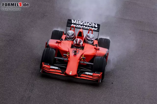 Foto zur News: Formel-1-Fahrer Charles Leclerc und zwei (!) Passagiere unterwegs in einem ungewöhnlichen Rennwagen: Es ist der Ferrari-Dreisitzer, mit dem ausgewählte Gäste Formel-1-Luft schnuppern können - auf der Ferrari-Hausstrecke in Fiorano. Hier sind aktuelle Bilder vom jüngsten Dreisitzer-Event!