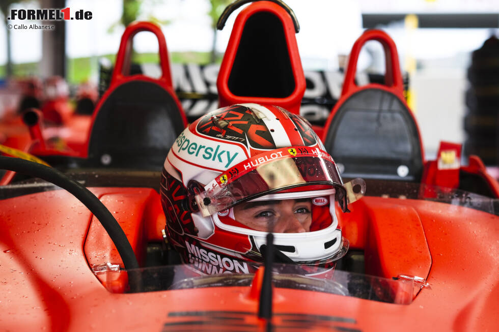 Foto zur News: Charles Leclerc im Cockpit des Ferrari-Dreisitzers