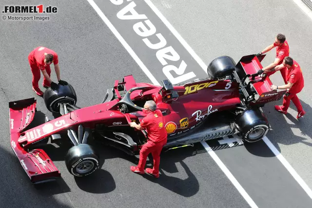 Foto zur News: Es ist das Weinrot der 1950er-Jahre: Für sein 1.000. Rennen im Rahmen der Formel-1-Weltmeisterschaft legt Ferrari in Mugello ein spezielles Retro-Design auf!