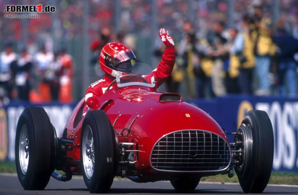 Foto zur News: Und hier das historische Vorbild des Retro-Designs: Michael Schumacher fuhr diesen Ferrari 375, das erste Formel-1-Siegerauto von Ferrari aus der Saison 1951, vor fast 20 Jahren bei einer Demo-Veranstaltung in Silverstone.