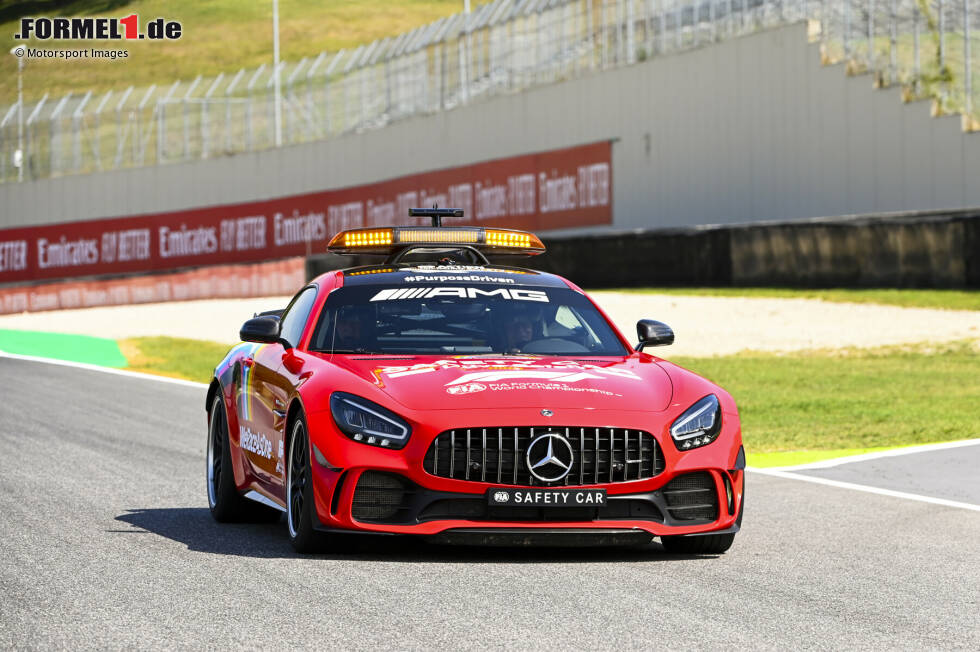 Foto zur News: Da zollt selbst Konkurrent Mercedes seinen Respekt - und schickt das Safety-Car (sonst Silber lackiert) in Mugello ausnahmsweise in Rot auf die Strecke!