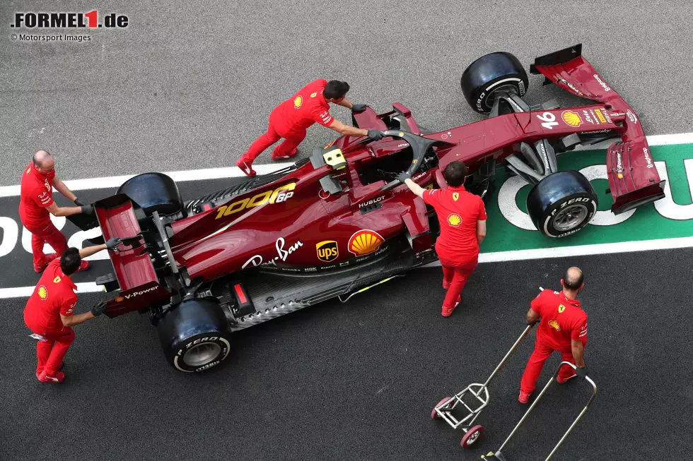 Foto zur News: Die SF1000-Fahrzeuge von Charles Leclerc und Sebastian Vettel sind komplett in diesem dunklen Rotton gehalten. Auch die Startnummern-Aufkleber sind dem 50er-Jahre-Design nachempfunden.