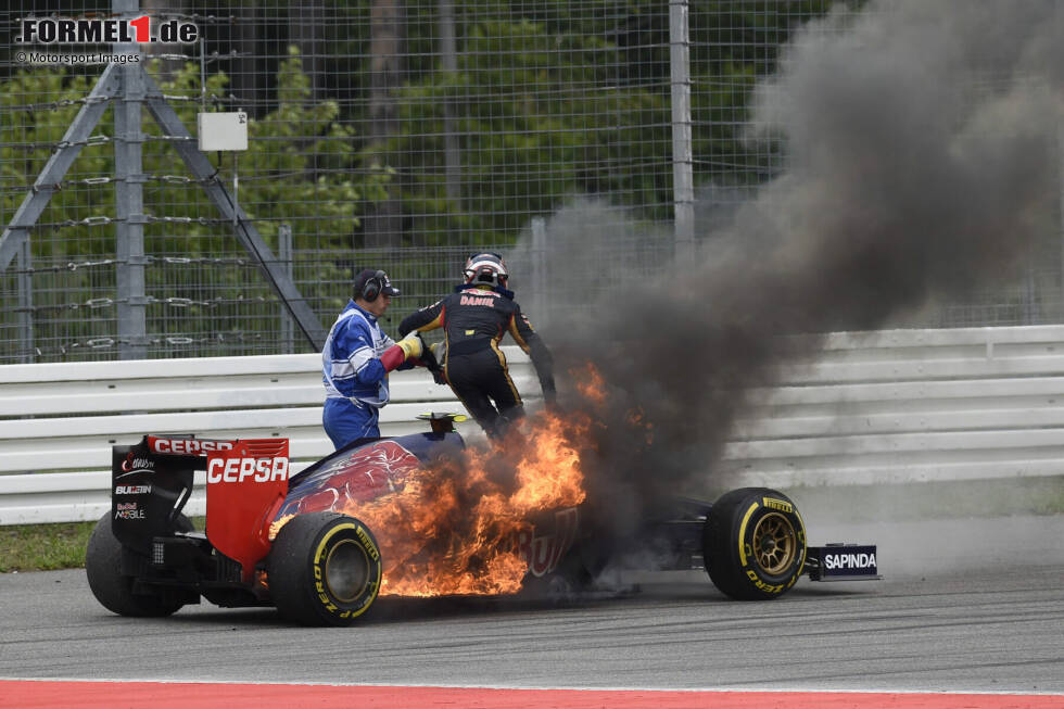 Foto zur News: Hockenheim 2014: Der Toro Rosso von Daniil Kwjat steht in der Auslaufzone und brennt lichterloh, doch der Fahrer verletzt sich nicht, weil er rechtzeitig raus ist.