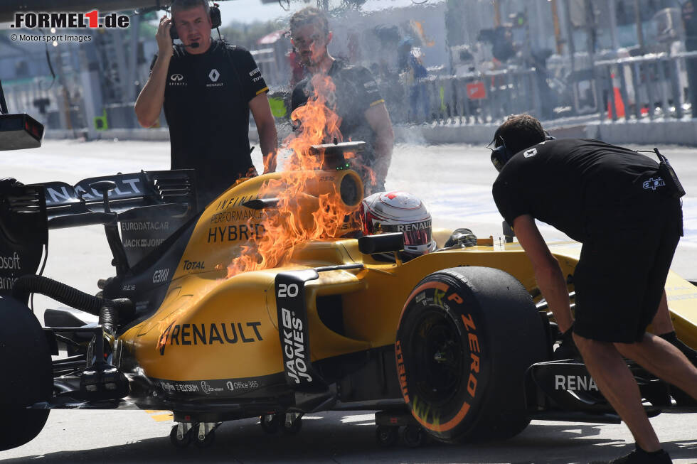 Foto zur News: Sepang 2016: Der Renault von Kevin Magnussen steht schon vor der Box, als auf einmal ein Feuer entsteht. Die Crew kann den Brand rasch löschen und Magnussen passiert nichts weiter.