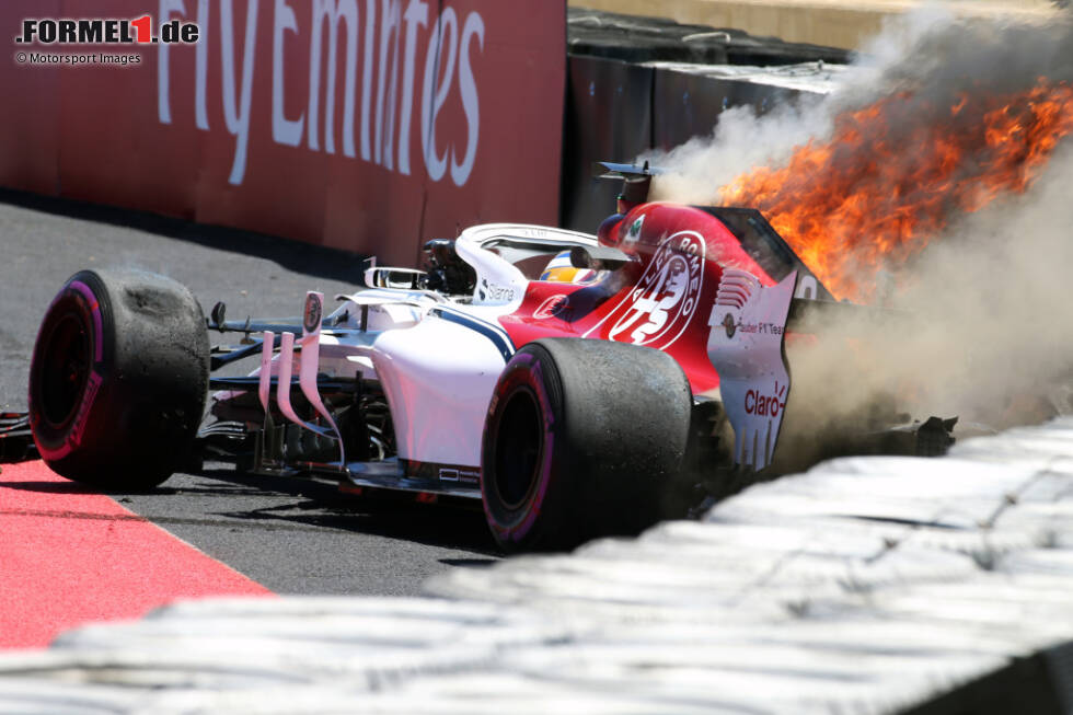 Foto zur News: Le Castellet 2018: Alfa-Romeo-Fahrer Marcus Ericsson fliegt ab im ersten Training, dann schlagen Flammen aus der Motorhaube seines Fahrzeugs. Er kann sich aber rechtzeitig aus dem Unfallauto befreien.
