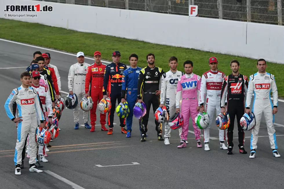 Welcher Formel-1-Fahrer steht in den sozialen Netzwerken auf der Pole-Position? Wir haben uns die Follower-Zahlen auf Facebook, Instagram und Twitter angesehen (Stand: 2. März 2020) und präsentieren die "Gesamtwertung" mit gerundeten Daten in dieser Fotostrecke! Foto zur News: Welcher Formel-1-Fahrer steht in den sozialen Netzwerken auf der Pole-Position? Wir haben uns die Follower-Zahlen auf Facebook, Instagram und Twitter angesehen (Stand: 2. März 2020) und präsentieren die "Gesamtwertung" mit gerundeten Daten in dieser Fotostrecke!